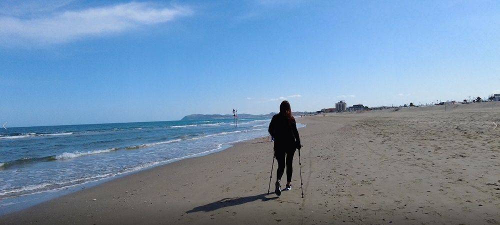 nordic walking sulla spiaggia